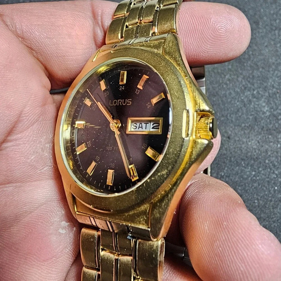 Lorus Mens Quartz Watch Gold Tone Black Day Date Dial LR 0241 WR 30M working - Picture 4 of 9